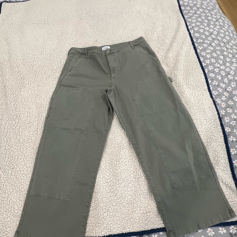 Pistola cargo kakis in light sage. Like new. Soft fabric with light stretch.